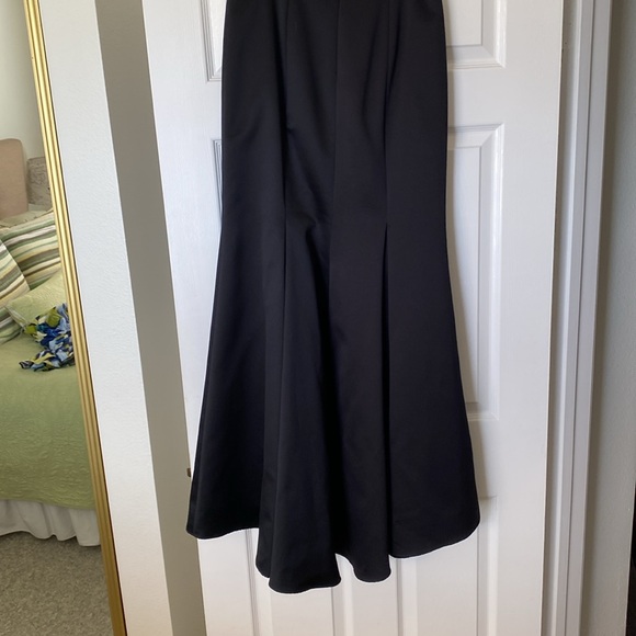 In excellent like new condition CACHE flair size S maxi evening linned skirt . - Picture 4 of 13